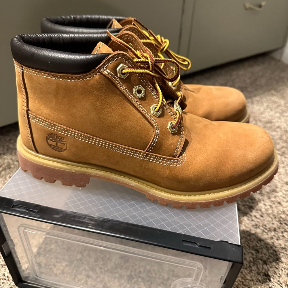 Timberland Tan Leather Boots with Yellow Laces - Picture 5 of 6
